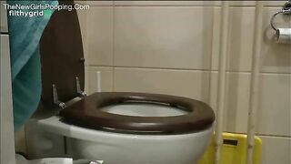 Sexy big ass girl pooping in toilet