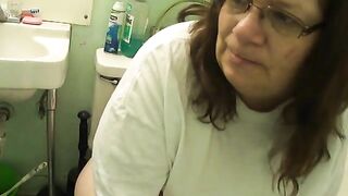 Nerdy mature lady in glasses pooping
