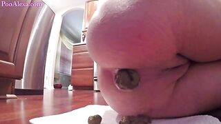 Mommy's big booty pooping