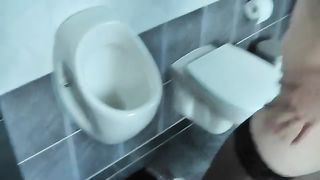 girl pissing like a man