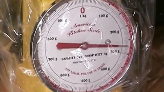 Asian wife weighs her shit