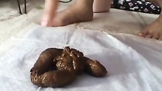 Beautiful Asian Babe Pooping