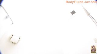 Cheeky ass Japanese hottie pooping