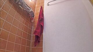 Chick dropping poo on the floor