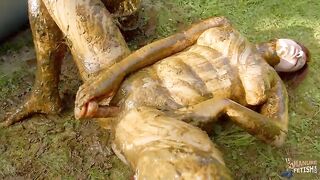 Hot cowshit play in the garden