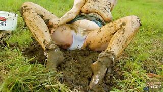 Lyndra Lynn's first time in cow shit