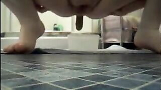 Lusty bbw shitting in a plastic box