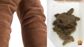 Young Jap girl caught pee & pooping