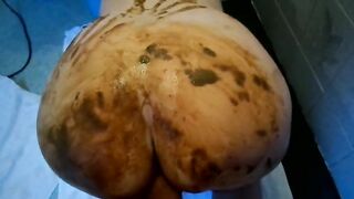 Smearing her sexy ass while fucking