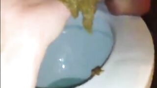 Woman shitting and get her asshole fingered