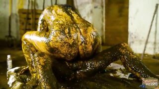 Sweet girls love dung bath