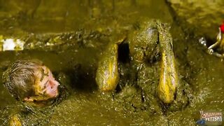 Sweet girls love dung bath