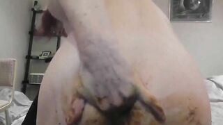 Mature dirty lady pooping