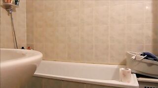 Blonde takes a sloppy dump in the bathtub
