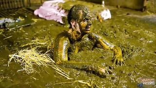 Farmer Girl Bettys messy bathing in cowshit