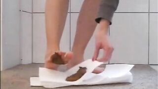 Yummy babe shit and smear it on her feet