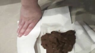 Hot thick milf poops