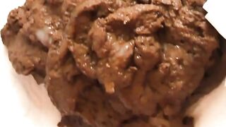 Stunning phat ass lady dropping shit