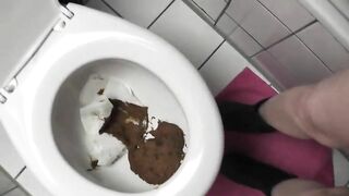 Stunning phat ass lady dropping shit