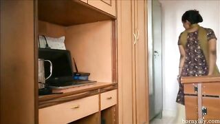 Indian phat ass lady dropping shit