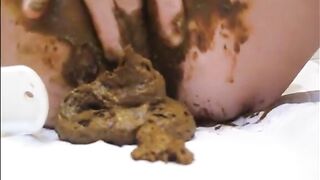 Mature lady masturbating with brush and shitting - EroProfil