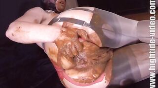 Kinky lady smearing shit on her lovely ass