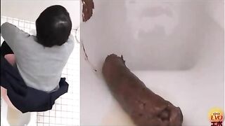 Amateur Japanese lady takes out thick turd