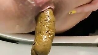 Big booty lady farting and pooping