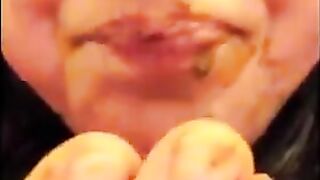 Amateur gal eating her shit