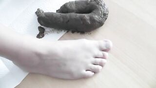 Chubby ass lady pooping big long log