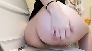 Smooth white ass lady pooping