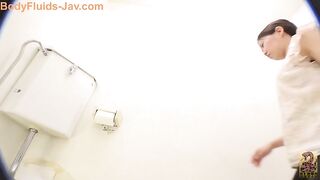 Curvy brunette Japanese gal dropping shit