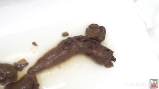 Big bottom Japanese girl pooping hard