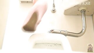 MILF from Tokoyo caught pooping