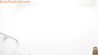 Marvelous round ass Japanese gal caught pooping