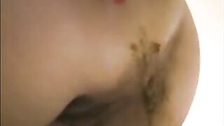 Milf is shoving her pulsating asshole while shitting