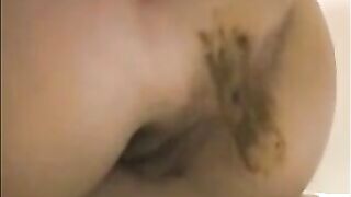 Milf is shoving her pulsating asshole while shitting