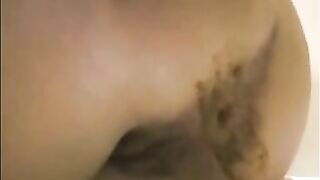 Milf is shoving her pulsating asshole while shitting