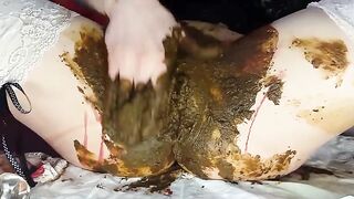 Kinky milf masturbating with her shit