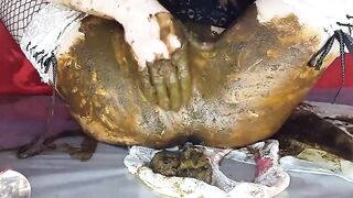 Beautiful lady smearing heavy shit on her pussy