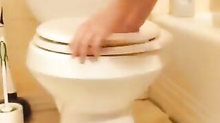 Thick ass lady dropping shit in the toilet