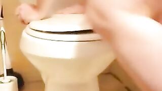 Thick ass lady dropping shit in the toilet