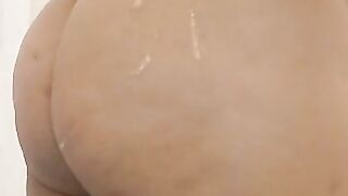 Massive ass lady shits