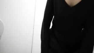 Cheeky hot ass girlfriend pulls down to poop