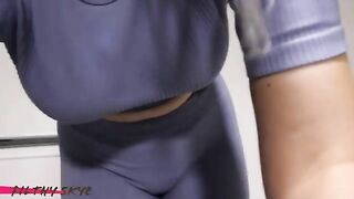 Big booty & boobs babe pooping