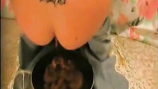 Amazing thick ass lady shitting