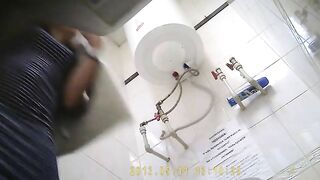 Amateur lovely babe pissing in toilet