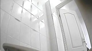 Amateur girlfriend caught pissing