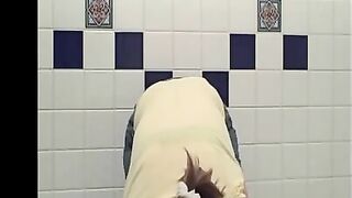 Amateur lady piss in her jeans