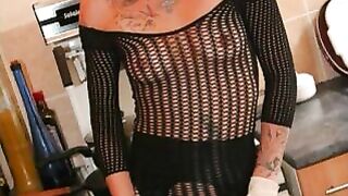 Queen of British Kink Makes Hot Piss Cakes